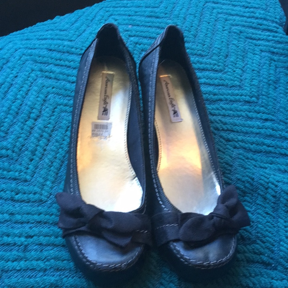 Wedge shoe with bow detail